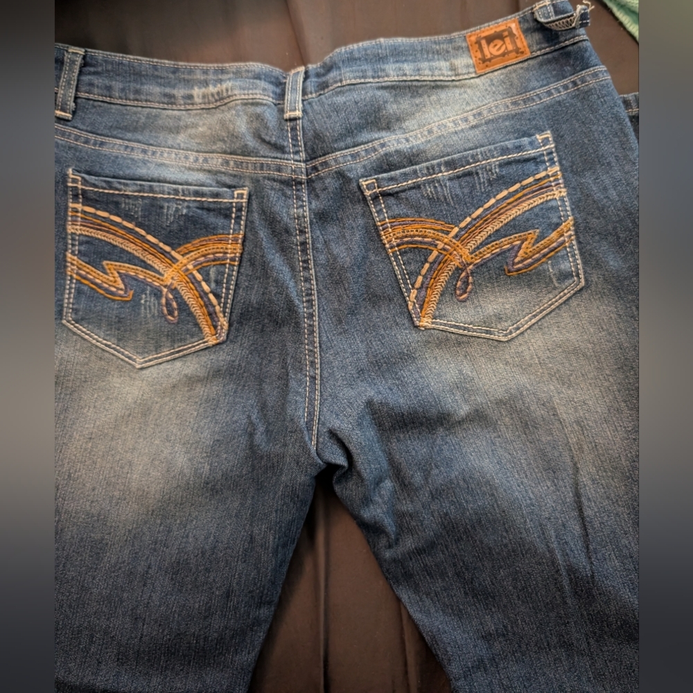 l.e.i Distressed Bootcut Jeans - Picture 8 of 12